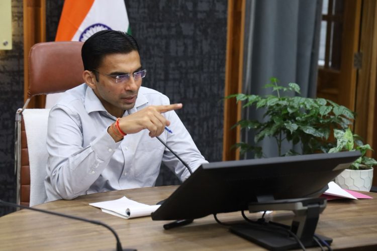 तैस में आकर लहराया शस्त्र; डीएम ने किया पुनीत अग्रवाल का लाइसेंस निलंबित और शस्त्र जब्त