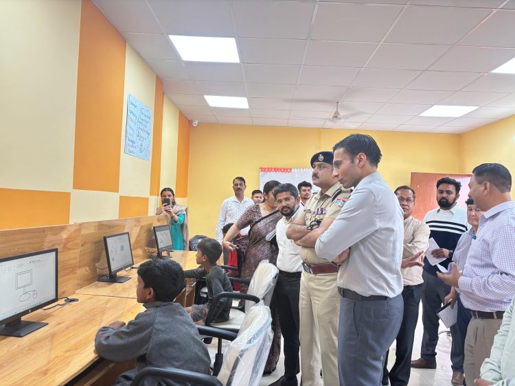 देहरादून जिला प्रशासन की अनोखी पहल — सड़क से स्कूल तक बच्चों के जीवन में ला रहा उजियारा