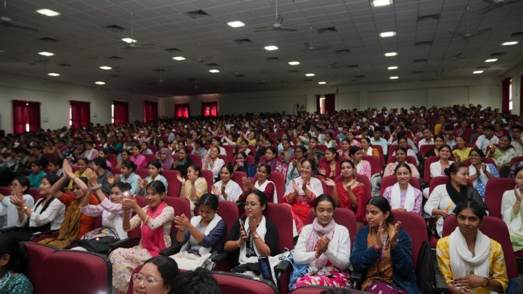 श्री गुरु राम राय यूनिवर्सिटी कॉलेज ऑफ नर्सिंग में नव प्रवेशी विद्यार्थियों का जोरदार स्वागत