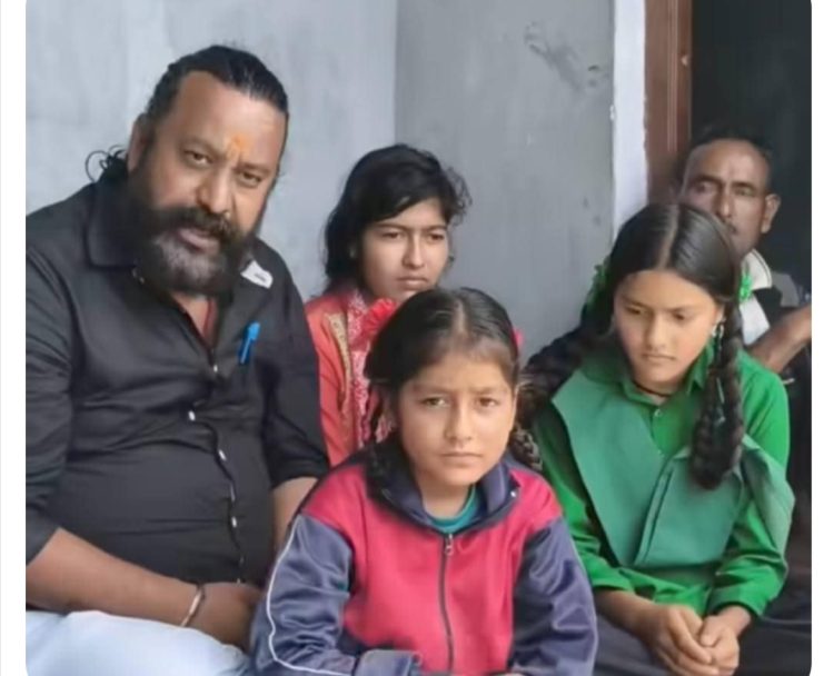 उत्तराखंड स्वाभिमान मोर्चा उपाध्यक्ष त्रिभुवन चौहान ने निभाया वादा, अनाथ बच्चियों का बैंक लोन हुआ सेटल