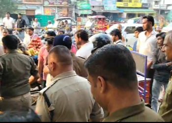 प्रेमी-प्रेमिका का हाईवोल्टेज ड्रामा, बीच सड़क पर भिड़े भाई और प्रेमी — हाईवे पर मचा हड़कंप