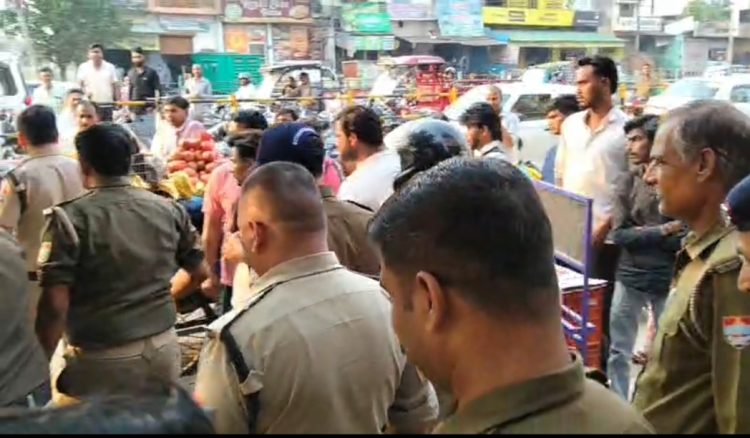 प्रेमी-प्रेमिका का हाईवोल्टेज ड्रामा, बीच सड़क पर भिड़े भाई और प्रेमी — हाईवे पर मचा हड़कंप