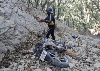 हादसा: खाई में समाई बाइक — पिता की मौत, बेटा गंभीर रूप से घायल