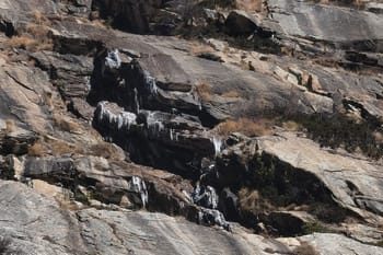 गंगोत्री नेशनल पार्क में जमने लगे नदी-नाले, शीतकाल में वन विभाग ने लगाए 50 ट्रैप कैमरे