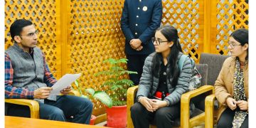 DM सविन बंसल की मानवीय पहल: चित्रा को तुरंत दिलाया दाखिला, शिक्षा से लेकर आवागमन तक पूरा खर्च प्रशासन उठाएगा