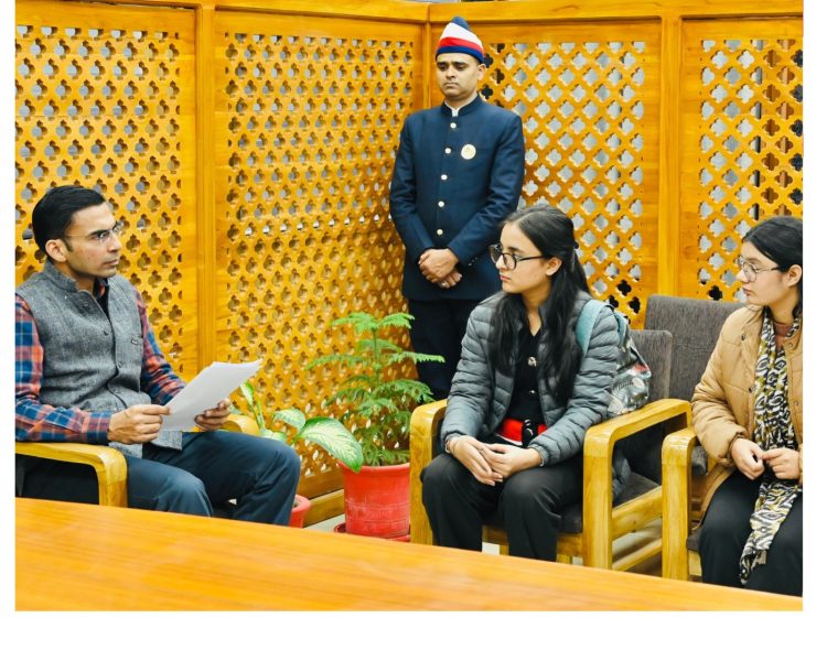 DM सविन बंसल की मानवीय पहल: चित्रा को तुरंत दिलाया दाखिला, शिक्षा से लेकर आवागमन तक पूरा खर्च प्रशासन उठाएगा