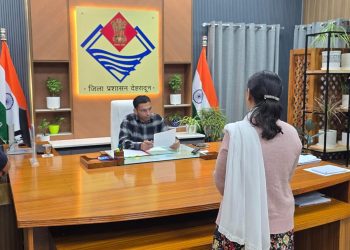 शराबी पति की दरिंदगी — मासूम बेटी संग मां को जलाने की कोशिश, डीएम के सामने फूट-फूटकर रोई पीड़िता