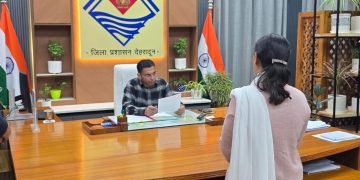 शराबी पति की दरिंदगी — मासूम बेटी संग मां को जलाने की कोशिश, डीएम के सामने फूट-फूटकर रोई पीड़िता