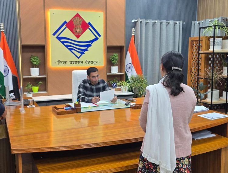 शराबी पति की दरिंदगी — मासूम बेटी संग मां को जलाने की कोशिश, डीएम के सामने फूट-फूटकर रोई पीड़िता