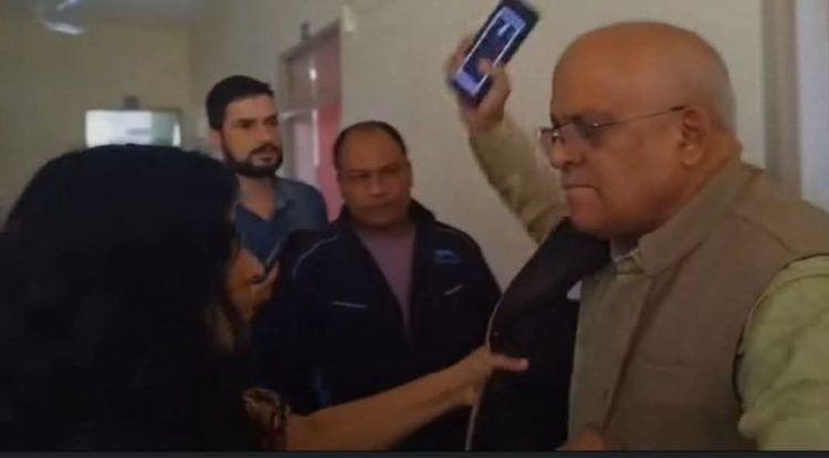 Uttarakhand News: शिक्षा निदेशक ने महिला पत्रकार पर उठाया हाथ । मोबाइल छीना,वीडियो वायरल