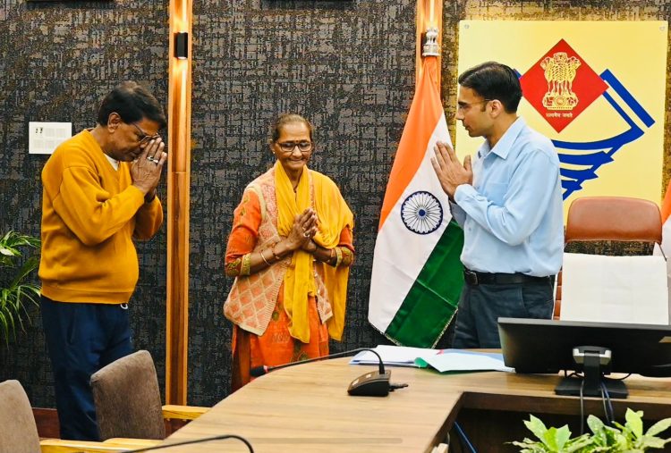 बड़ी खबर: डीएम ने सुनी कैंसर पीड़ित मां की पुकार। बेटों पर चलेगी जिला बदर की कार्रवाई