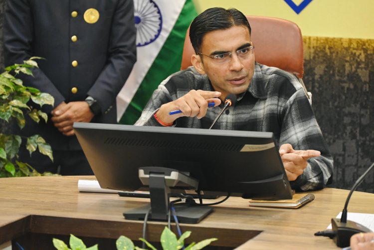 Uttarakhand News: डीएम बंसल का बकायेदारो पर डंडा। तीन नामी कंपनियों की प्रॉपर्टी सील