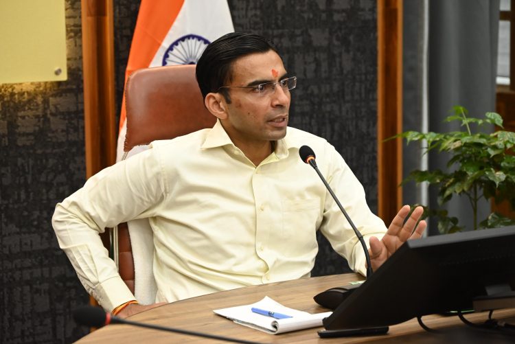 डीएम के हस्तक्षेप से दो दिन में मिली टीसी, स्कूल ने माफ की पूरी फीस