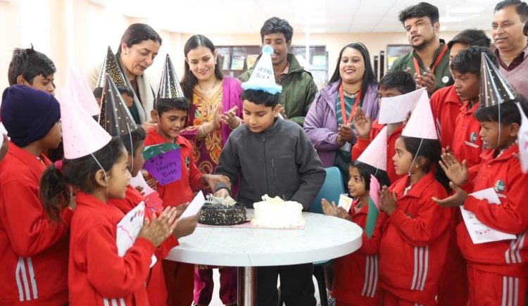 डीएम के बेटे ने भिक्षावृत्ति से मुक्त बच्चों संग मनाया जन्मदिन, केयर सेंटर में दिखी खुशियों की बहार