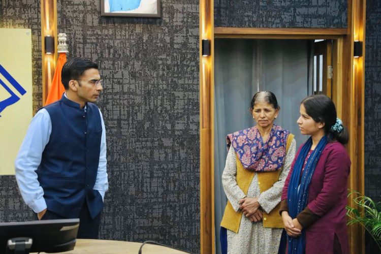 DM का बड़ा कदम: प्रतिभाशाली प्रियंका को नौकरी भी, M.Tech का वादा भी