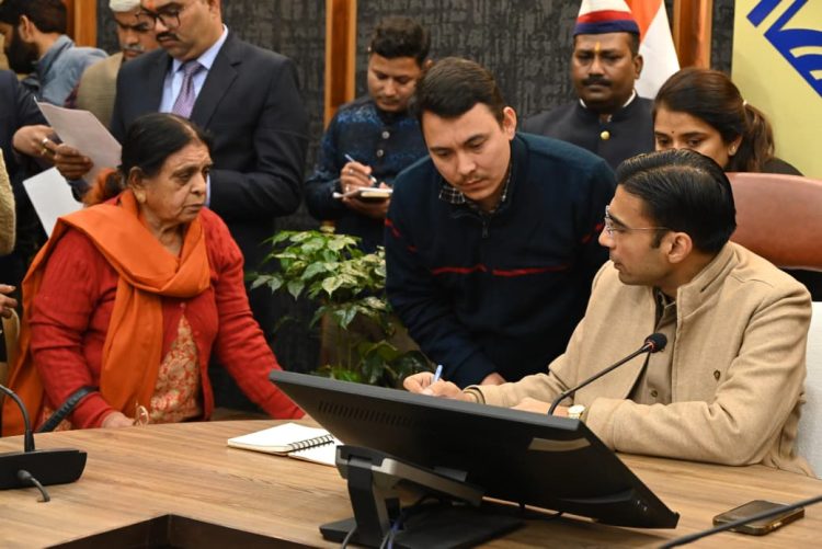 जनता दरबार में हड़कंप: फर्जी loan घोटाला, बैंक की मनमानी, पूर्व प्रधान की करतूतें और बुजुर्गों की दहाड़—डीएम बंसल का एक्शन मोड ऑन!