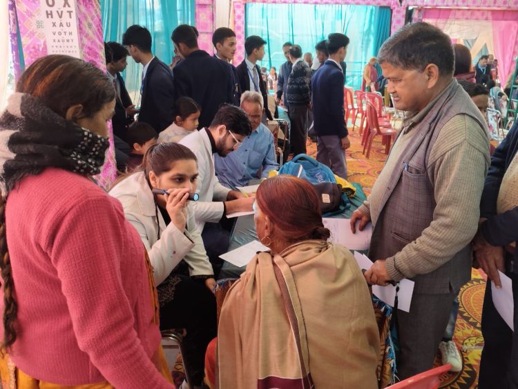 श्री महंत इंदिरेश अस्पताल के निःशुल्क स्वास्थ्य शिविर में 1880 मरीजों ने कराया उपचार