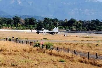 Dehradun News: दून एयरपोर्ट पर सुखोई फाइटर जेट की इमरजेंसी लैंडिंग। जानिए कारण 