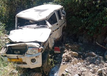 दर्दनाक हादसा: 300 मीटर गहरी खाई में गिरी बोलेरो। एक की मौत, दो गंभीर घायल