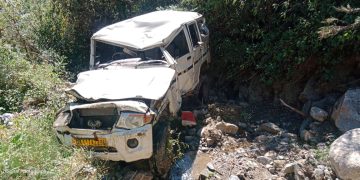 दर्दनाक हादसा: 300 मीटर गहरी खाई में गिरी बोलेरो। एक की मौत, दो गंभीर घायल