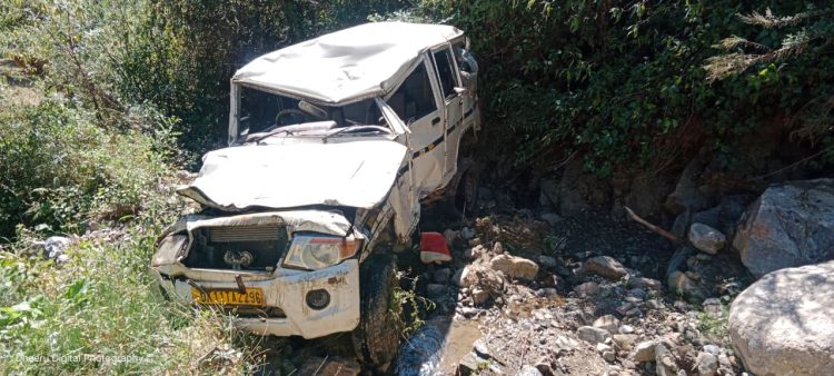 दर्दनाक हादसा: 300 मीटर गहरी खाई में गिरी बोलेरो। एक की मौत, दो गंभीर घायल