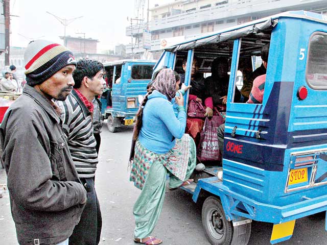 देहरादून में ट्रैफिक ड्यूटी पर तैनात महिला सिपाही पर जानलेवा हमला — ‘तुझे कल का सूरज नहीं देखने दूंगा’ कहकर विक्रम चालक ने कुचलने की कोशिश