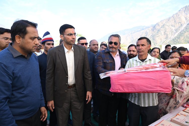 इठारना में प्रशासन का बड़ा कैंप—मौके पर समाधान, रिकॉर्ड तोड़ सुविधाएं और डीएम की सख्त मॉनिटरिंग