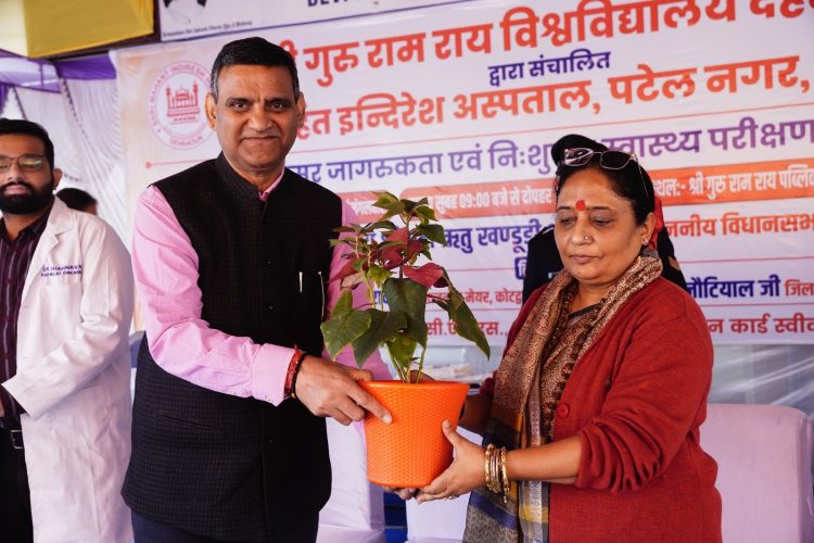 श्री महंत इन्दिरेश अस्पताल के निःशुल्क स्वास्थ्य शिविर में 1226 मरीजों ने कराया उपचार