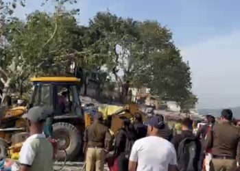 जिला प्रशासन की सख्ती: चंद्रभागा नदी किनारे 20 से अधिक अवैध झोपड़ियाँ ध्वस्त