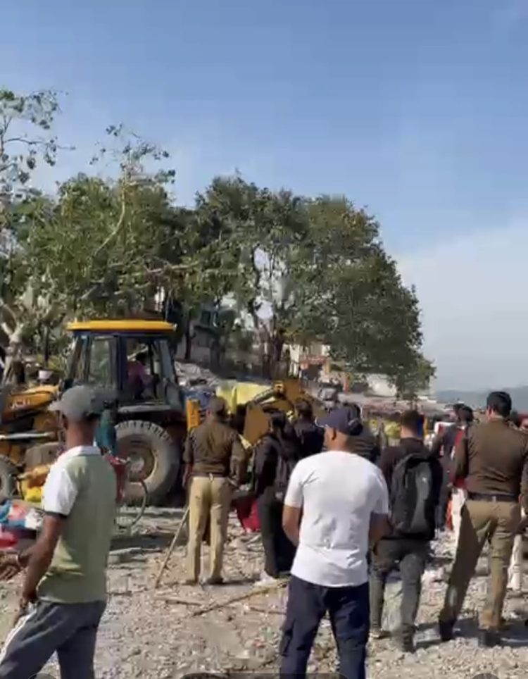 जिला प्रशासन की सख्ती: चंद्रभागा नदी किनारे 20 से अधिक अवैध झोपड़ियाँ ध्वस्त