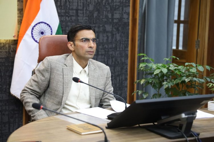 राजमार्गों पर कूड़ा बना जन-स्वास्थ्य का खतरा, डीएम देहरादून की बड़ी कार्रवाई