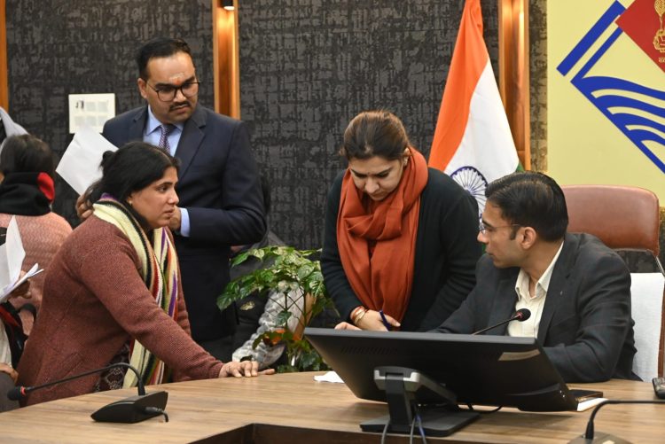 जनता दर्शन बना भरोसे का मंच: डीएम सविन बंसल की संवेदनशील सुनवाई में 171 समस्याओं का समाधान