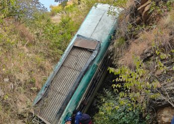 हादसा (दु:खद)- गहरी खाई में गिरी कार। सात की मौत