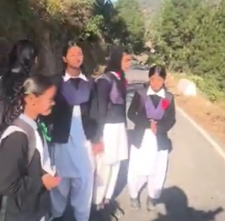 स्कूल जाते वक्त तीन भालुओं से सामना… बच्चों ने खुद बचाई जान, दहशत में पूरा कर्णप्रयाग