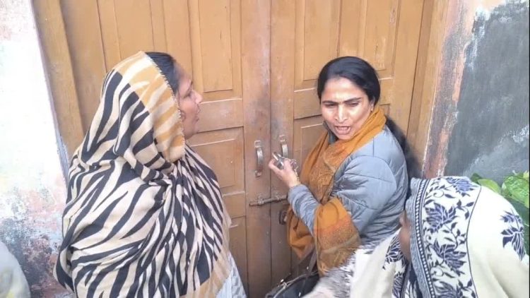 राशन नहीं, सिर्फ पर्ची! जांच खुलते ही महिला डीलर और अधिकारी में भिड़ंत