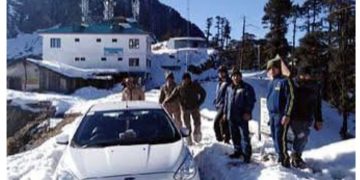 तीन फीट बर्फ ने रोका रास्ता! लोखंडी में फंसे 80 पर्यटक आखिरकार सुरक्षित निकले बाहर