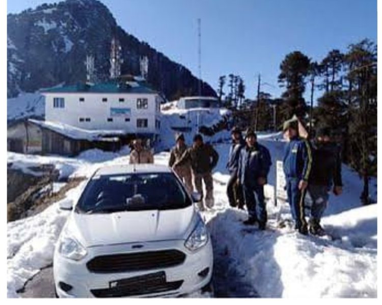 तीन फीट बर्फ ने रोका रास्ता! लोखंडी में फंसे 80 पर्यटक आखिरकार सुरक्षित निकले बाहर