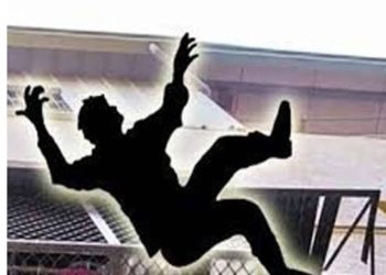 एक कॉल और जिंदगी खतरे में! अगस्त्यमुनि में 50 मीटर गहरी खाई में गिरा युवक