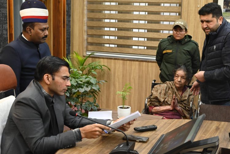 जनदर्शन में न्याय का भरोसा: डीएम सविन बंसल ने सुनी फरियाद, मौके पर दिए समाधान के निर्देश