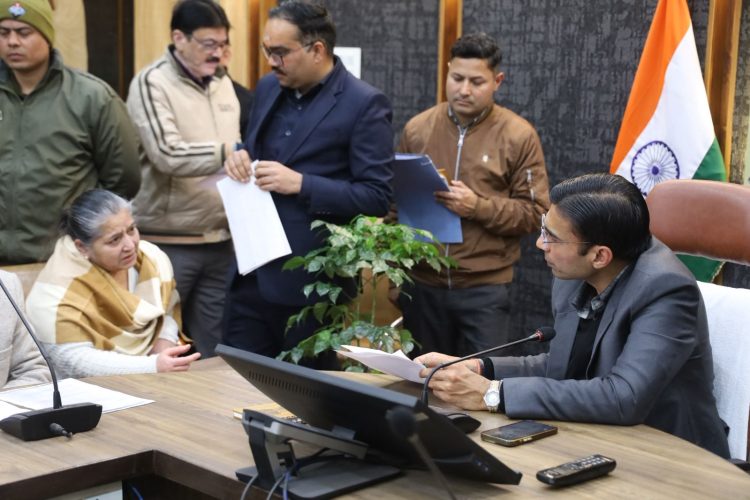 बड़ी खबर : जनता दर्शन में टूटा पीड़ितों का दर्द, डीएम के निर्देशों से मिला तुरंत न्याय