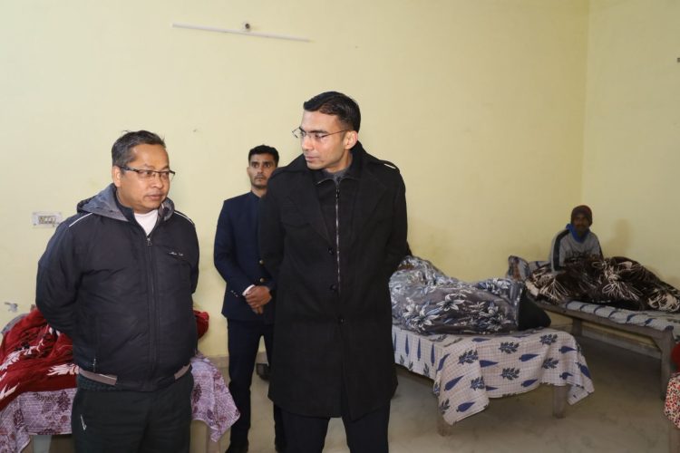 ठंड और बारिश में डीएम सविन बंसल का औचक निरीक्षण, रात में चौक-चौराहों पर पहुंचकर परखी अलाव और रैन बसेरों की व्यवस्था