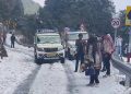 नैनीताल में सीजन की पहली भारी बर्फबारी, पर्यटकों में उत्साह, पहाड़ों ने ओढ़ी सफेद चादर