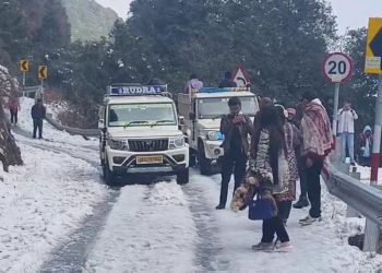 नैनीताल में सीजन की पहली भारी बर्फबारी, पर्यटकों में उत्साह, पहाड़ों ने ओढ़ी सफेद चादर