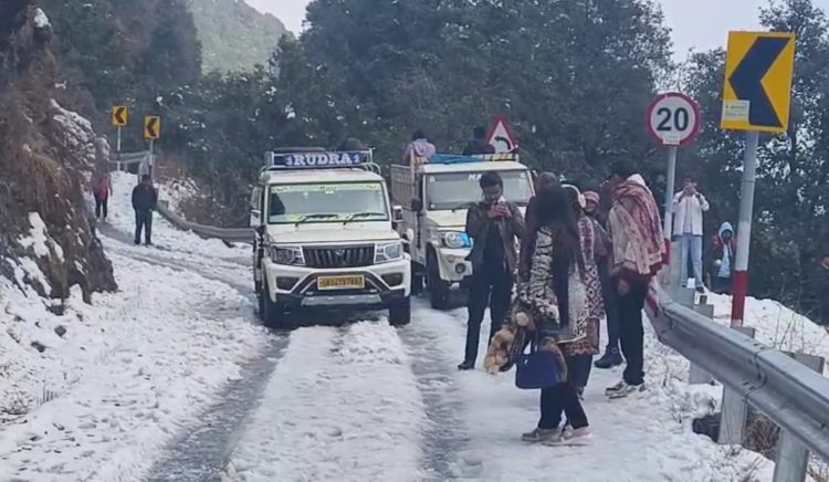 नैनीताल में सीजन की पहली भारी बर्फबारी, पर्यटकों में उत्साह, पहाड़ों ने ओढ़ी सफेद चादर