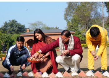 मुख्यमंत्री धामी ने ट्यूलिप उत्पादन अभियान का किया शुभारंभ, सीएम आवास में लगाए 4 हजार ट्यूलिप बल्ब