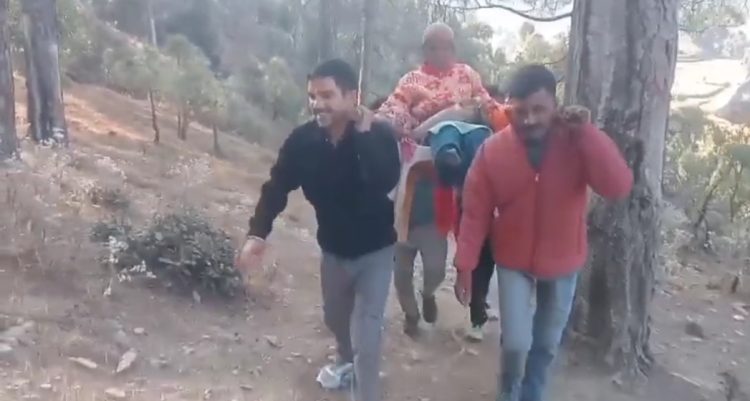 कुर्सी की डोली में मरीज ढोने को मजबूर ग्रामीण, 21वीं सदी में भी सड़कों से कटे हैं नैनीताल के गांव