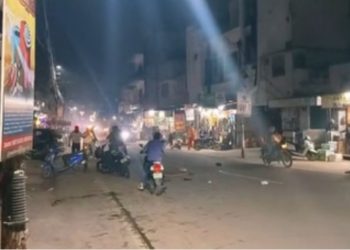 कॉलेज के बाहर बवाल: दो गुट भिड़े, गोली की आवाज से मची भगदड़, सड़क पर गिरा युवक