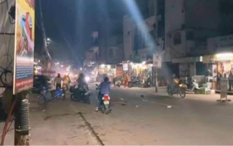 कॉलेज के बाहर बवाल: दो गुट भिड़े, गोली की आवाज से मची भगदड़, सड़क पर गिरा युवक