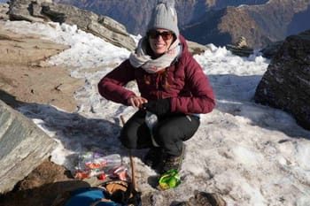 योग सीखने आई स्पेन की जेमा बन गईं हिमालय की ‘क्लीन वॉरियर’, पीठ पर ढो रहीं पहाड़ों का कचरा