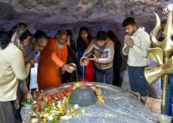 Maha Shivratri 2026: देवभूमि में उमड़ा आस्था का सैलाब, ‘हर-हर महादेव’ से गूंजे मंदिर, जलाभिषेक को लगी लंबी कतारें